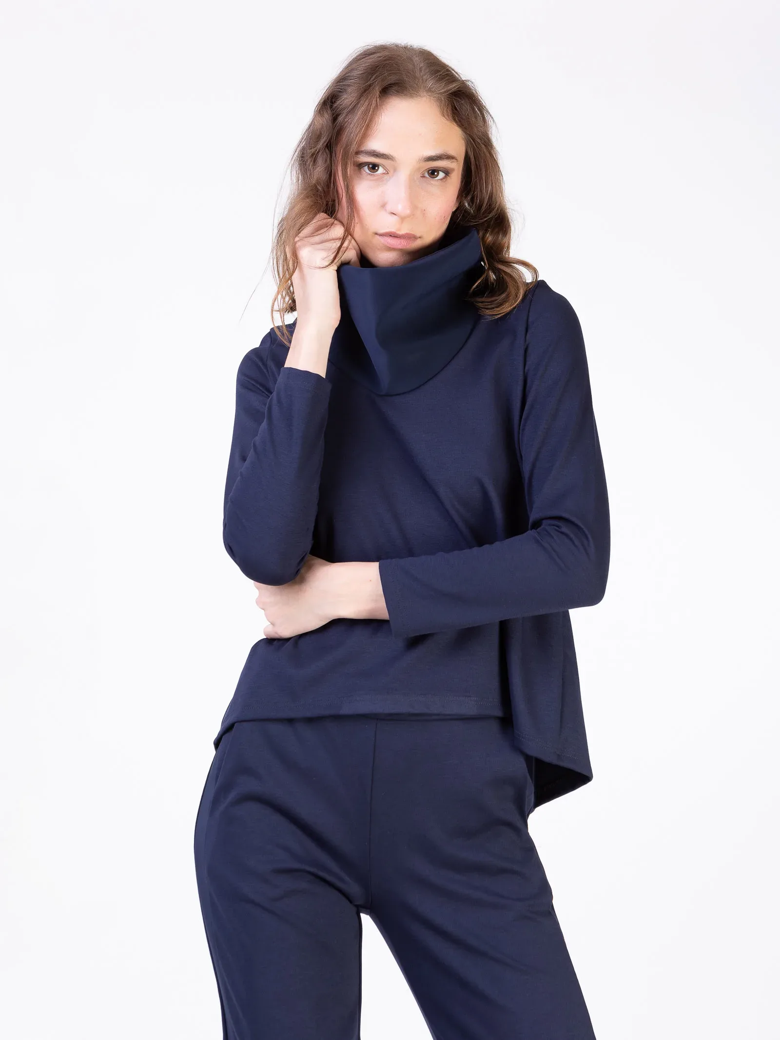 Maglia donna particolare con dettaglio schiena e collo anello ThinTechno